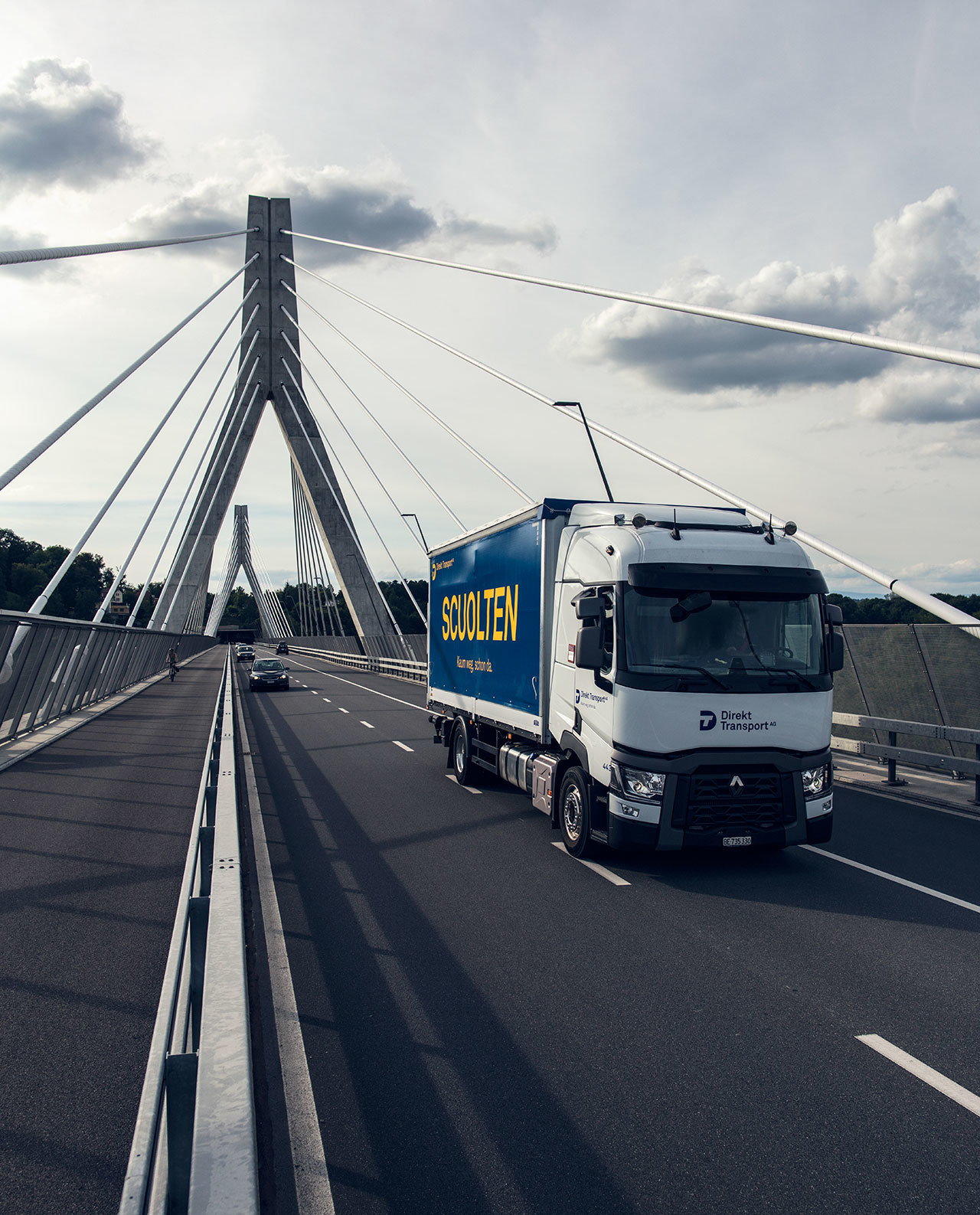 referenzen-lastwagen-der-firma-direkt-transport-ag-auf-bruecke.jpg