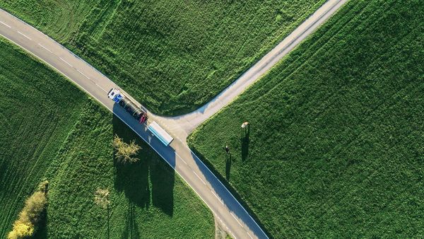 nachhaltigkeit-lastwagen-in-gruener-landschaft-fogelperspektive.jpg