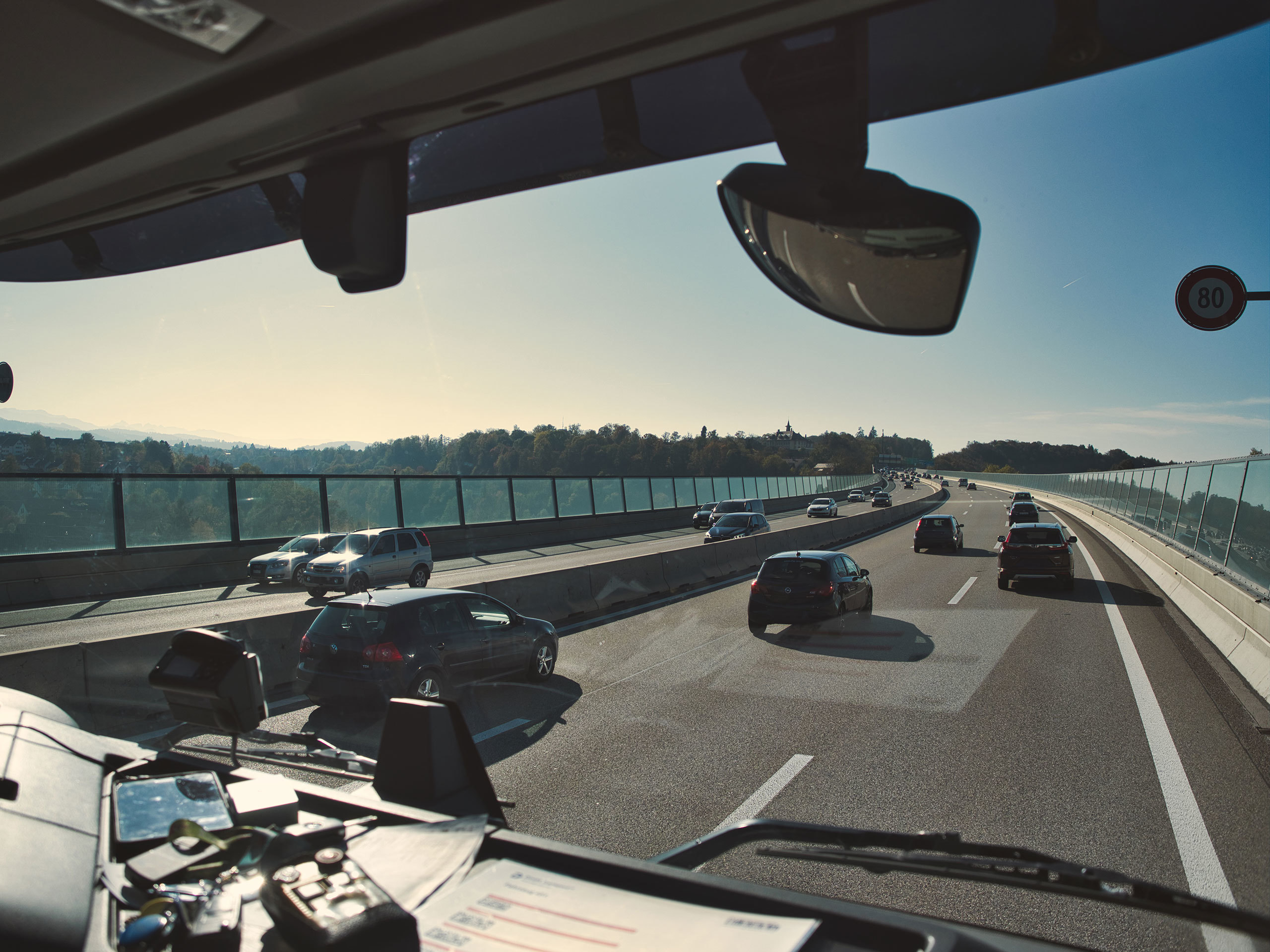 teilladungen-komplettladungen-aufnahme-aus-dem-fuehrerstand-auf-die-autobahn.jpg