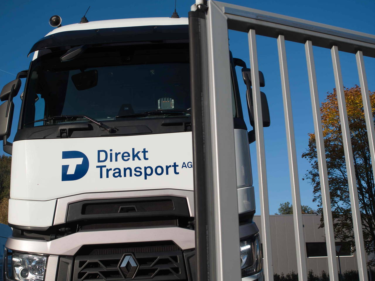 lkw-direkt-transport-vor-depot.jpeg