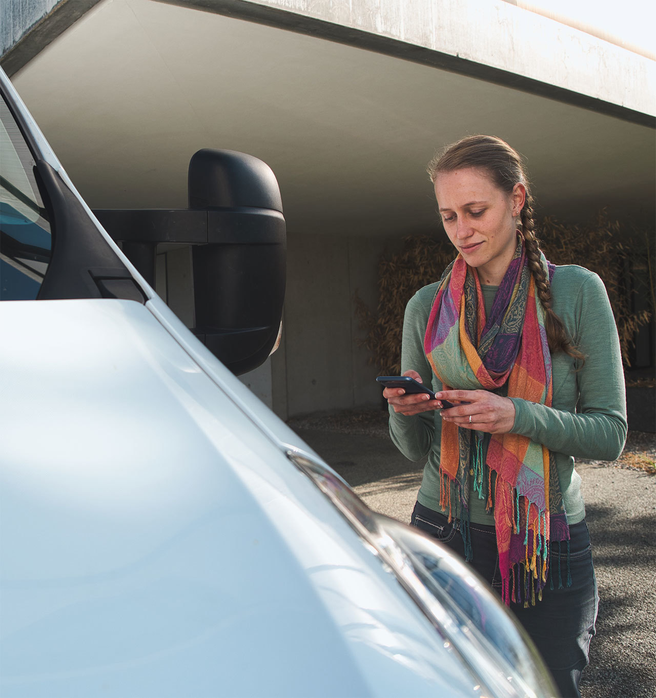 mietfahrzeuge-frau-oeffnet-mietwagen-mit-mobile-app-von-sharoo.jpg