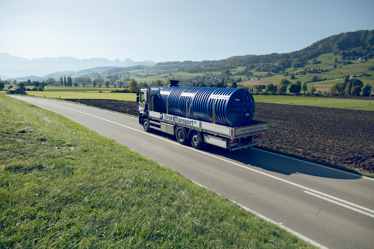 spezialtransporte-baustofftransporte-wassertank-lastwagenfahrerin.jpg