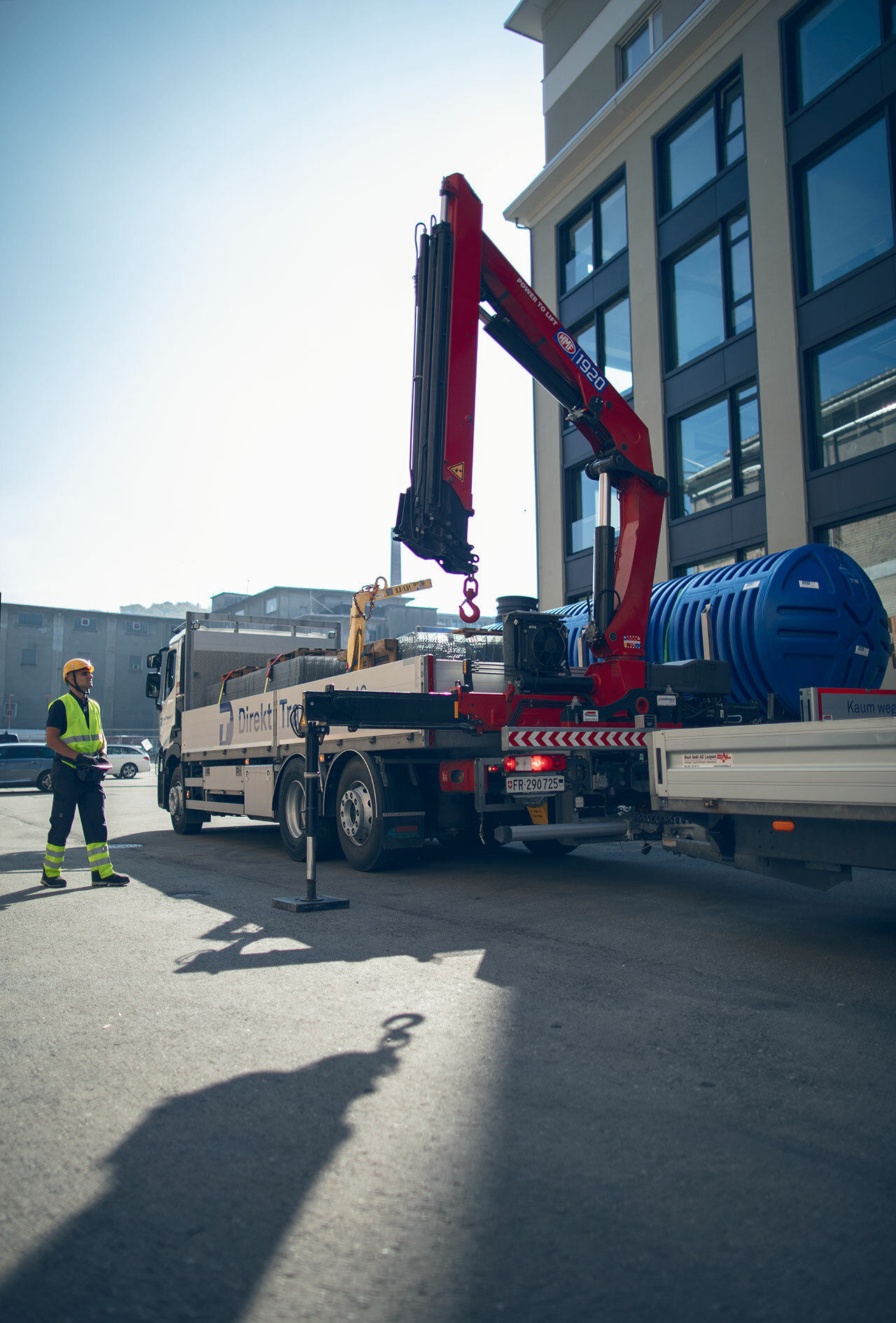 baustofftransporte-direkt-transporte-kranarm-schlepper-ladeflaeche.jpg