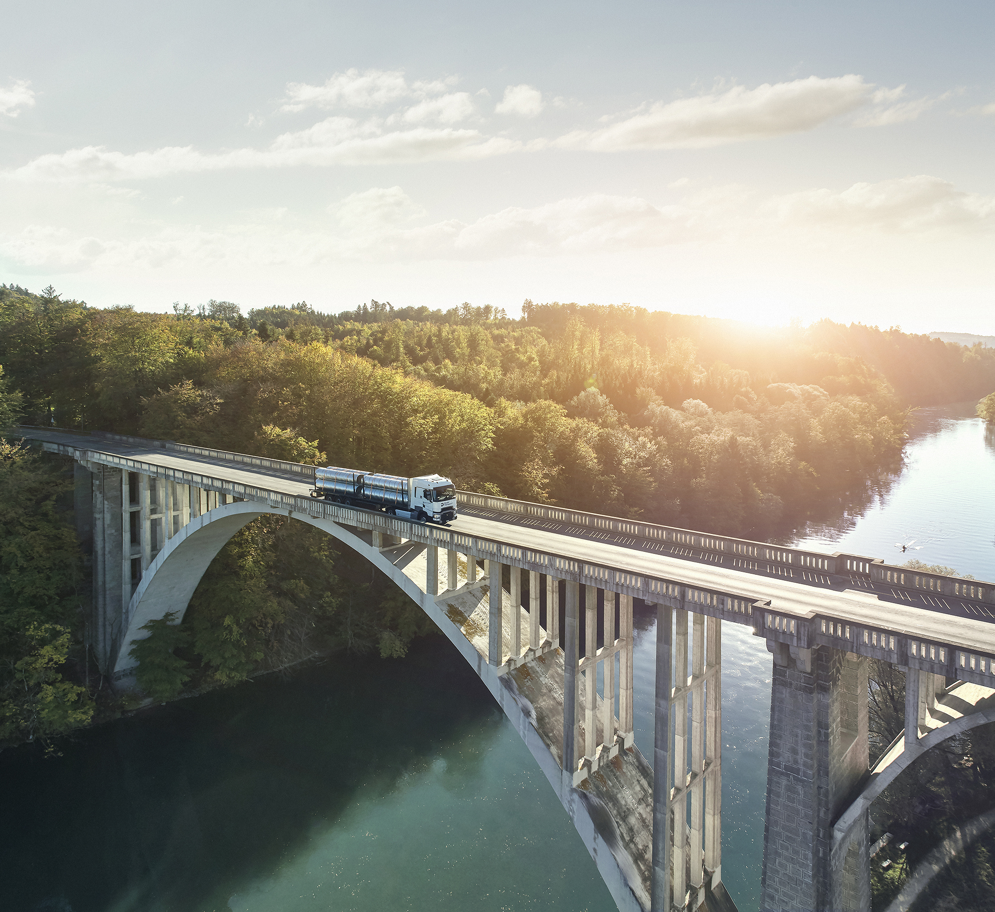 lkw-direkt-transport-vor-tor-warten-bis-einlass.jpg