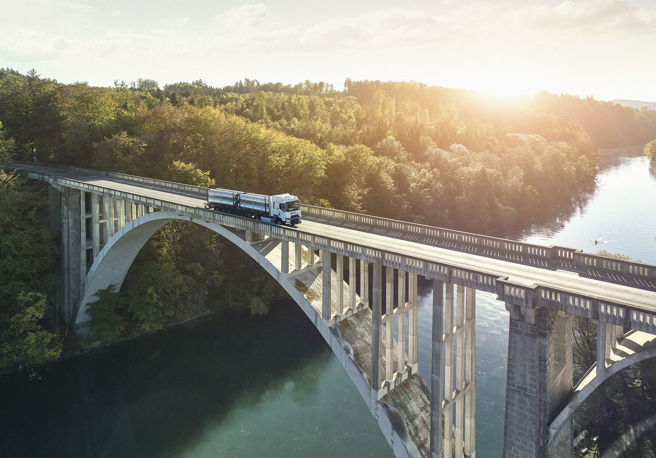 kontakt-lastwagen-der-direkt-transport-ag-transportiert-stueckgut-abendsonne.jpg