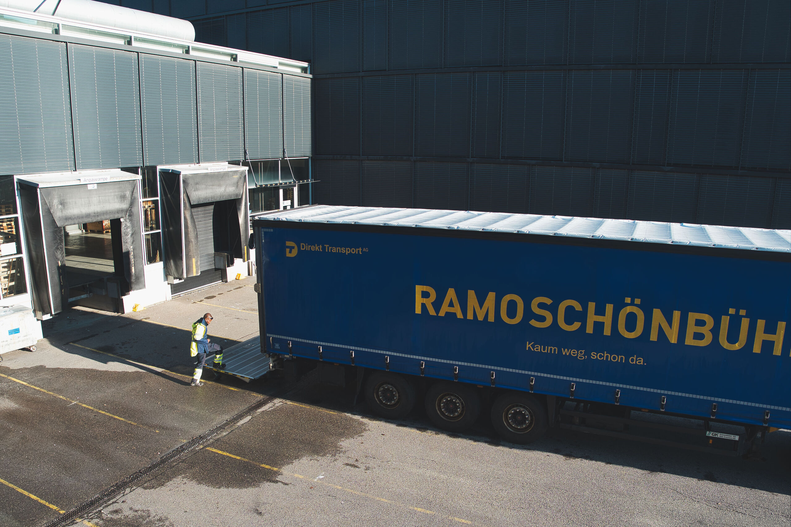 lkw-direkt-transport-vor-tor-warten-bis-einlass.jpg