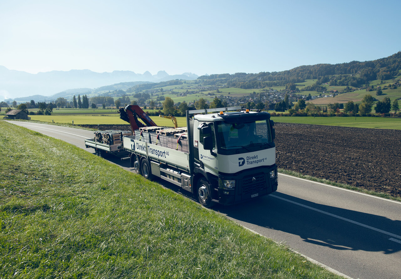 spezialtransporte-baustofftransporte-wassertank-anhaenger-kranarm.jpg