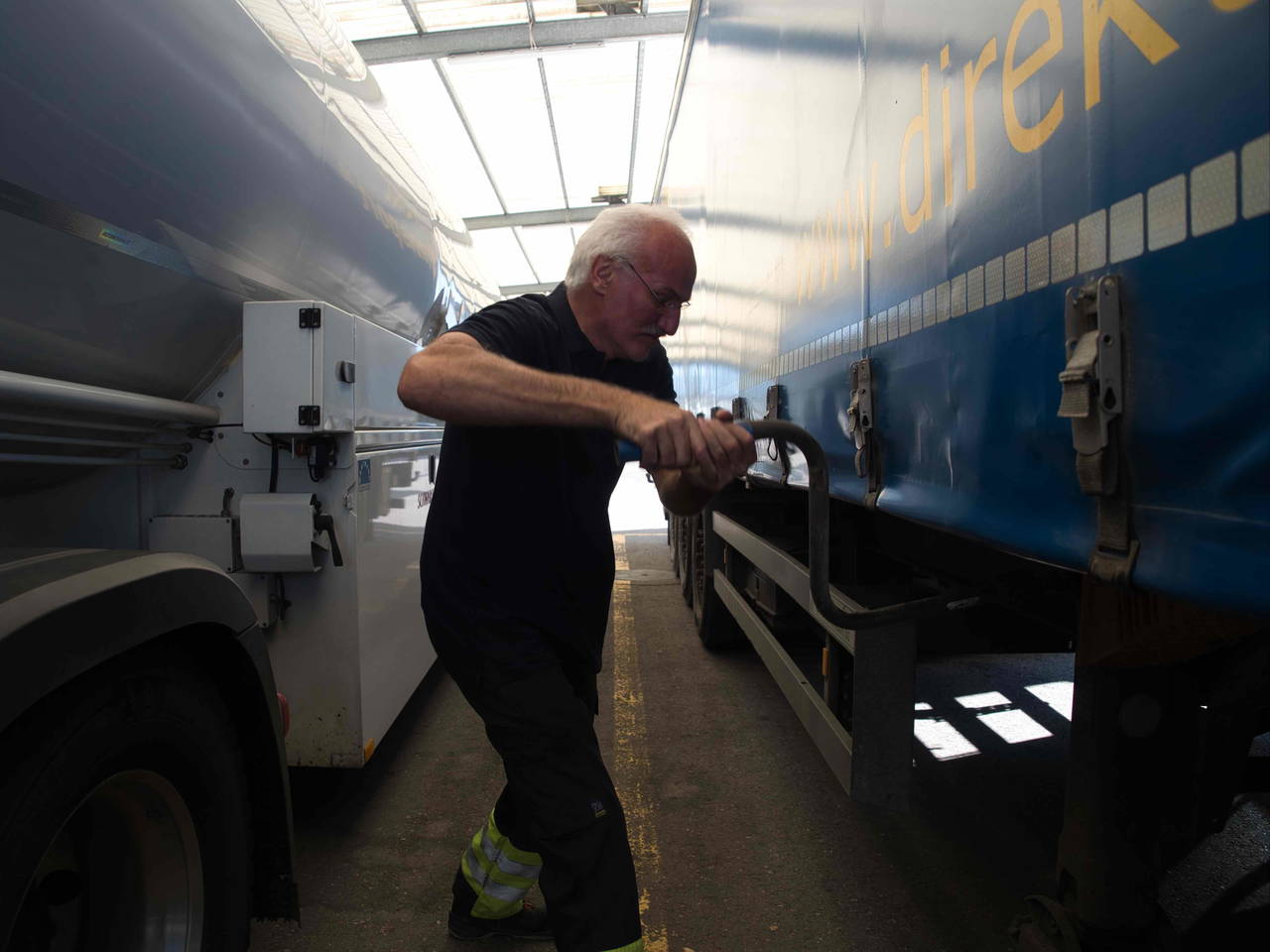 chauffeur-direkt-transport-kuppelt-lkw-an.jpeg