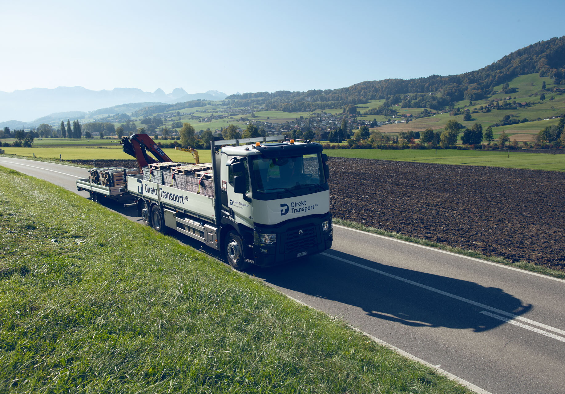 lkw-direkt-transport-vor-tor-warten-bis-einlass.jpg