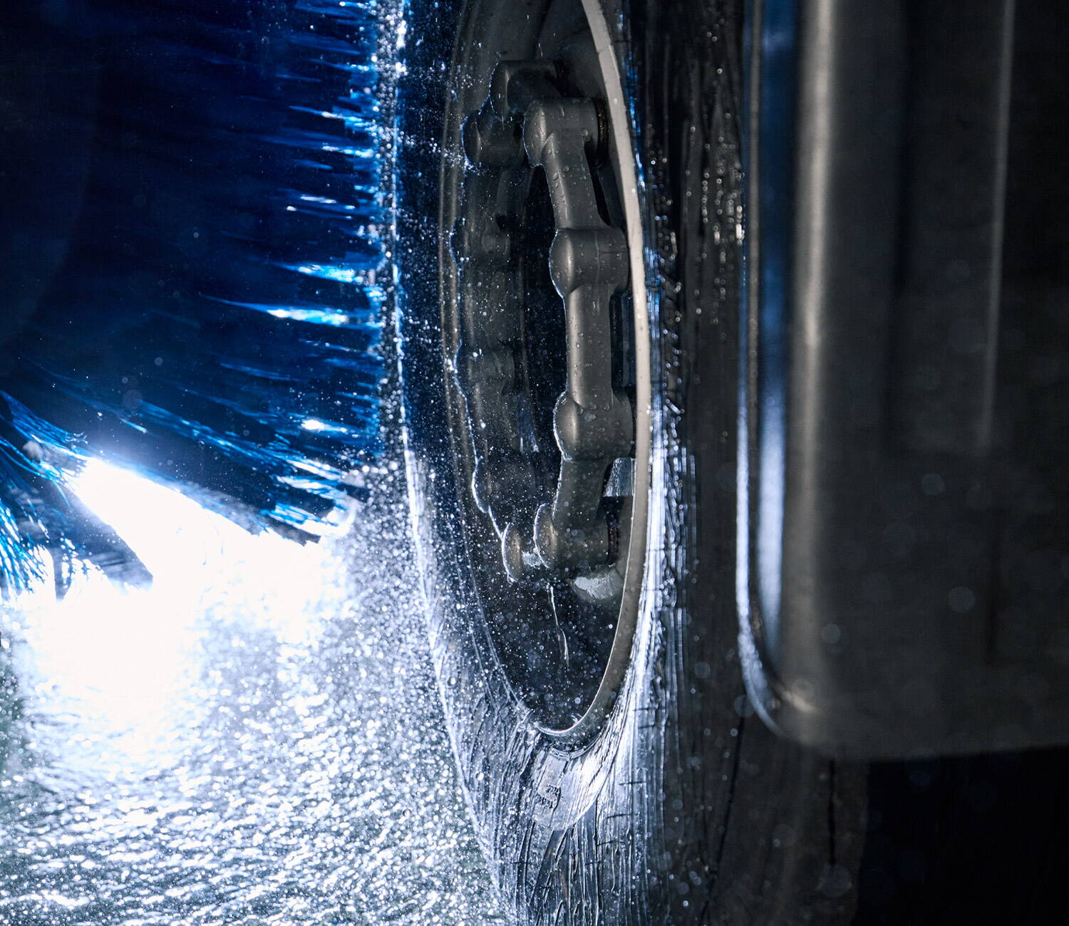 standort-guemligen-lastwagen-reifen-wird-gewaschen-lkw-waschanlage.jpg standort-guemligen-lastwagen-reifen-wird-gewaschen-lkw-waschanlage.jpg