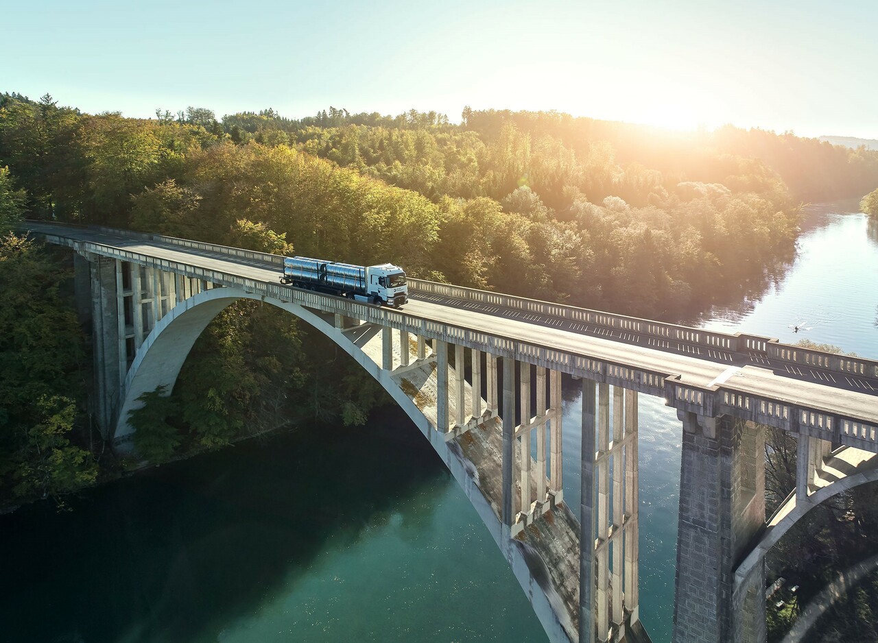 lkw-mit-baumaterial-auf-bruecke.jpg