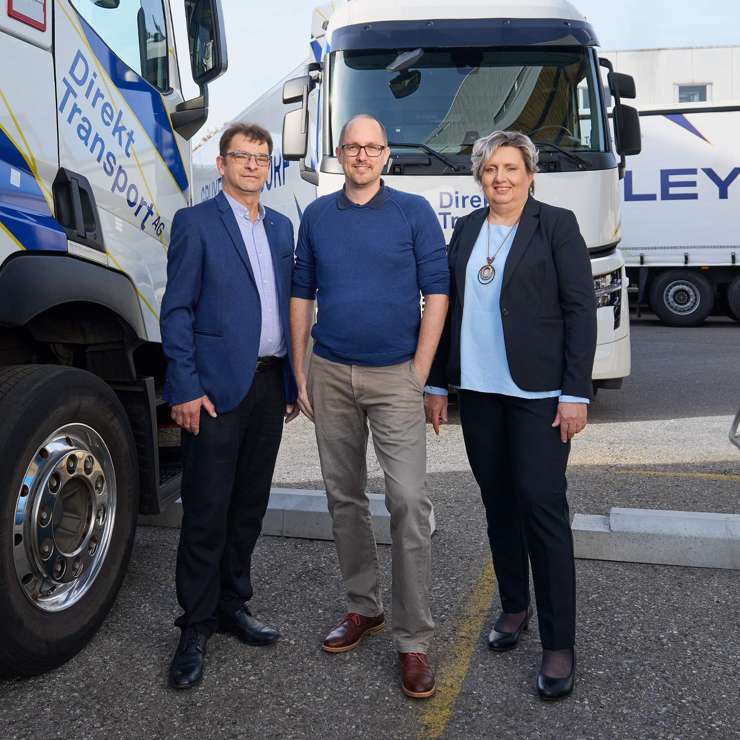 geschaeftsleitung-direkt-transport-guemligen-vor-lastwagen.jpg geschaeftsleitung-direkt-transport-guemligen-vor-lastwagen