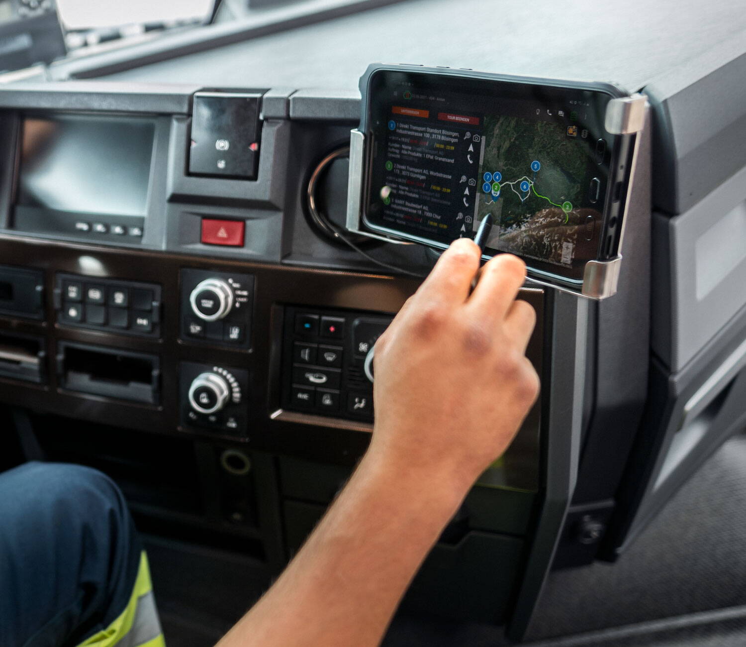 standort-guemligen-digitale-systeme-helfen-bei-routen-und-fahrerkommunikation.jpg standort-guemligen-digitale-systeme-helfen-bei-routen-und-fahrerkommunikation.jpg