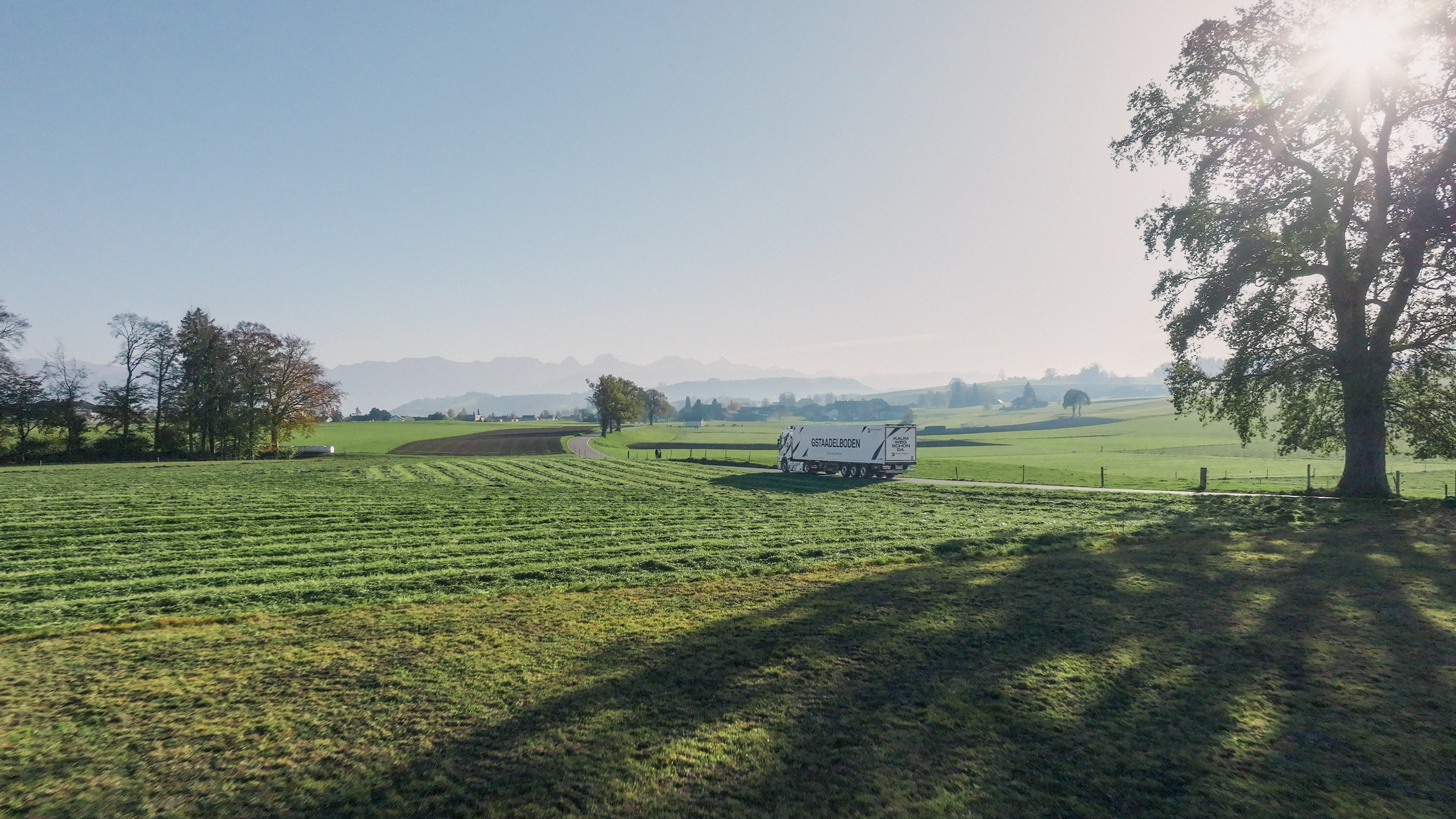 headerbild-mit-lastwagen-der-durch-gruene-landschaft-faehrt.jpg